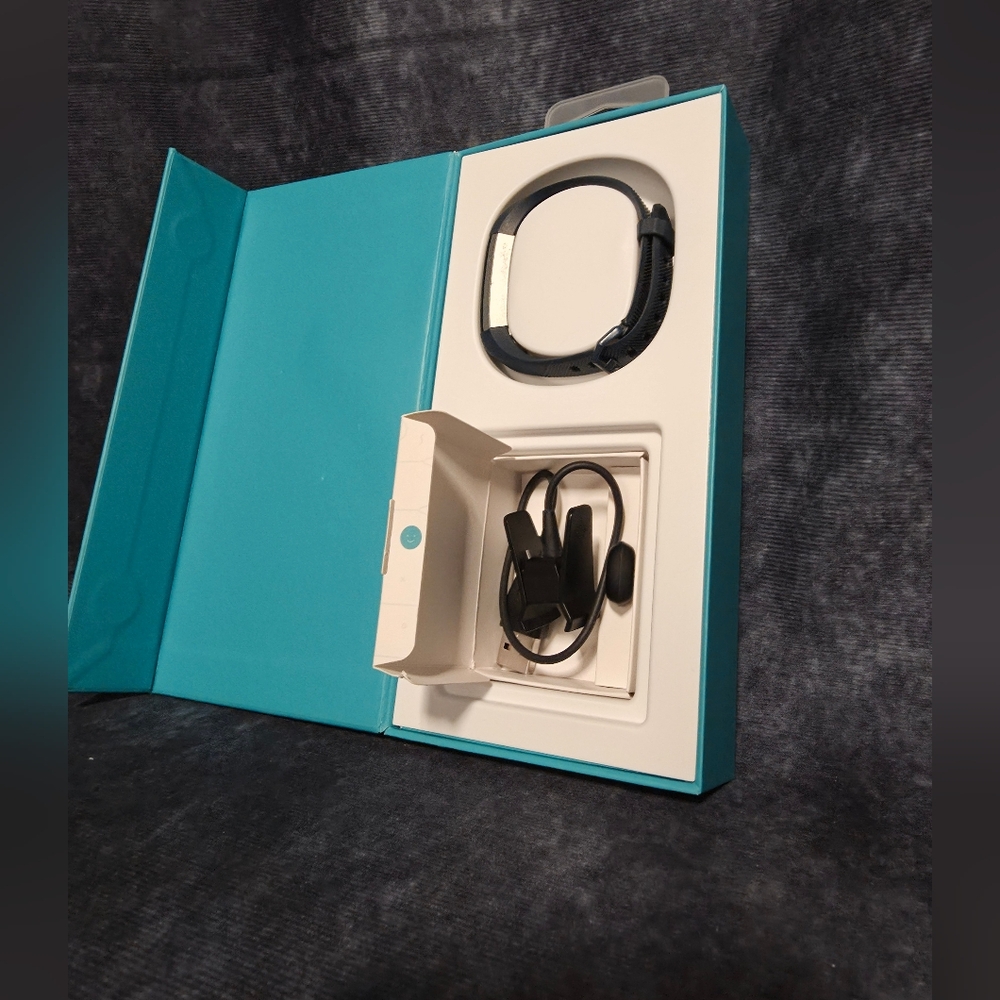 Fitbit Alta Navy Blue Fitness Wristband - Picture 5 of 11